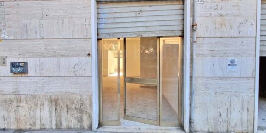 FOGGIA – VENDESI –  LOCALE VIA FORNELLI 35 – MQ. 67 – CORTILE INTERNO ESCLUSIVO.